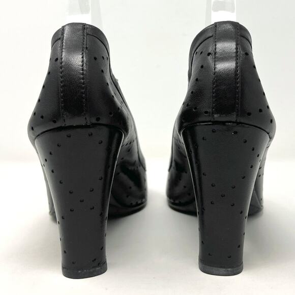 CHANEL Spring 2007 Black Leather Perforated Mary Jane Pumps – Size 41 - Picture 5 of 9